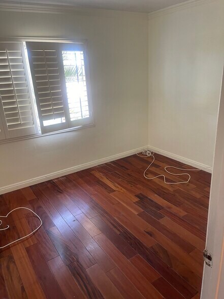 Building Photo - 14623 Roxton Ave