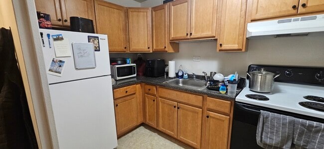 Building Photo - 555 W Cornelia Ave