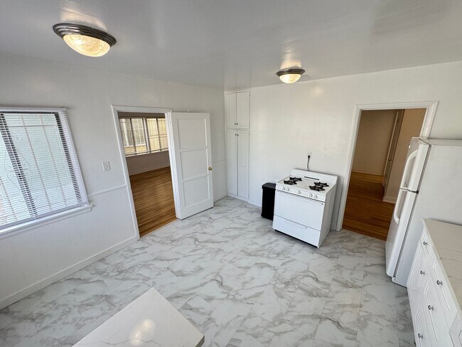 Building Photo - Quaint 3 bedroom Apt Home on 439-443 N. Spaulding Ave.
