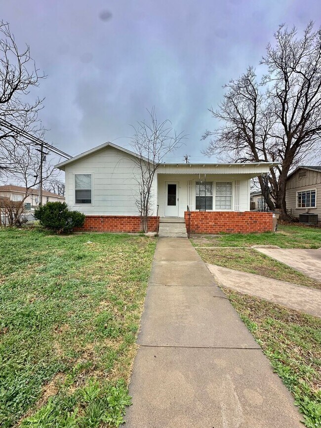 Building Photo - COMING SOON!!! -  Spacious 3-Bedroom Home Available to Lease!