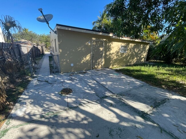 Building Photo - 632 54th St
