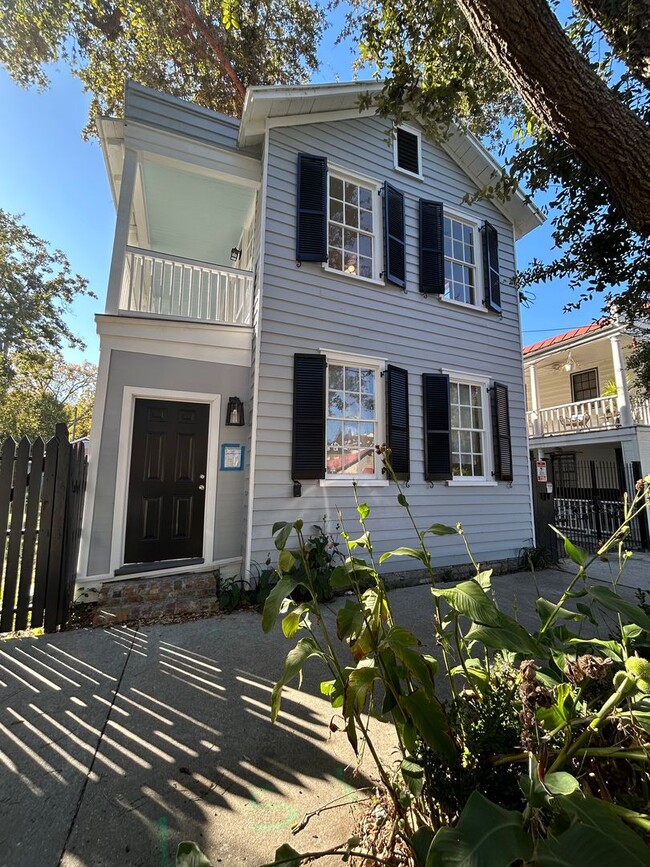Building Photo - 2 bed / 1 bath ~ 2nd floor unit on Elizabeth St.