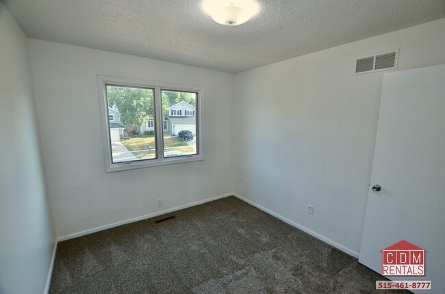 Building Photo - Wonderful West Des Moines Home