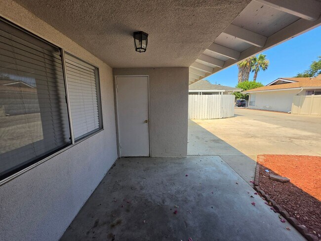 Building Photo - Two Bedroom Two Bathroom Duplex in Hemet!