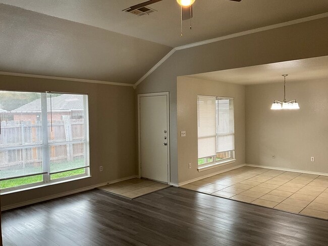 Building Photo - 10220 Lilac Ln