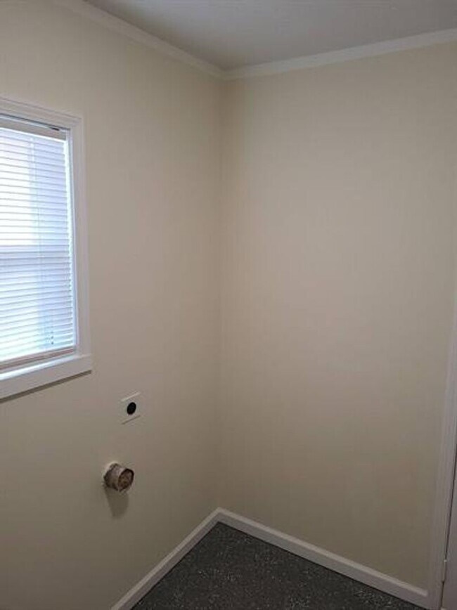 Building Photo - 1538 Longfield Ave