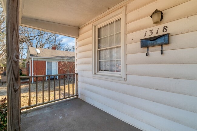 Building Photo - Gorgeous 2BR/1BA Duplex near Selwyn and Park Rd Hotspots!