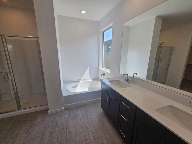 Building Photo - Beautiful new build w mountain views