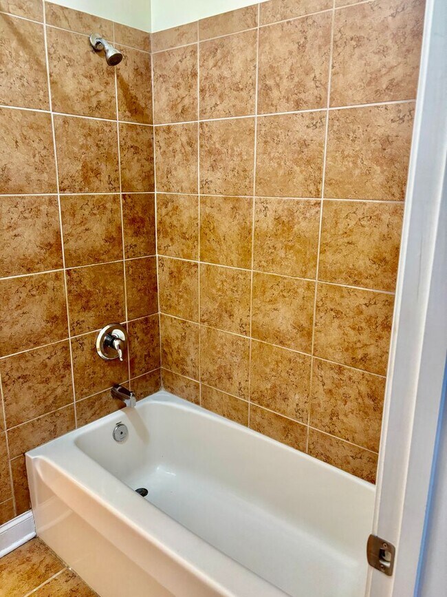 Building Photo - 3 bedroom/ 2 bathroom- Bennington on the Park