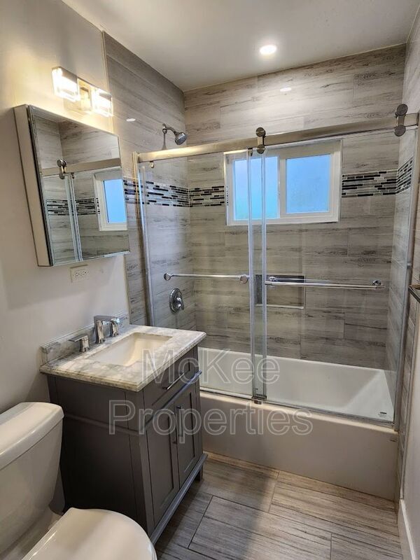 Building Photo - 1660 Cable St