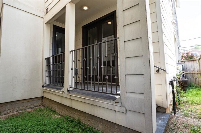 Building Photo - 5648 Larkin St