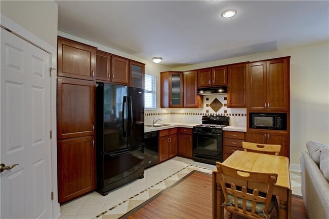 Building Photo - 905 Brentwood St