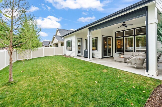 Building Photo - Modern Rustic Luxury Just Minutes from Dow...