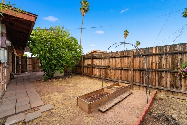 Building Photo - Maintained Mesa rental offering comfort, convenience, and easy access to everything the East Vall...