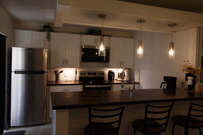 Building Photo - 606 6th Way