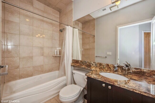 Building Photo - Impeccable 3 bedroom 2.5 bath condo located in the heart of Ukrainian Village / Humboldt Park / W...