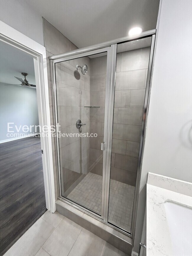 Building Photo - Limited Time Special Offer / 2 Bed/2.5 Bath Townhome with Off-Street Parking / Pet-Friendly / Ava...