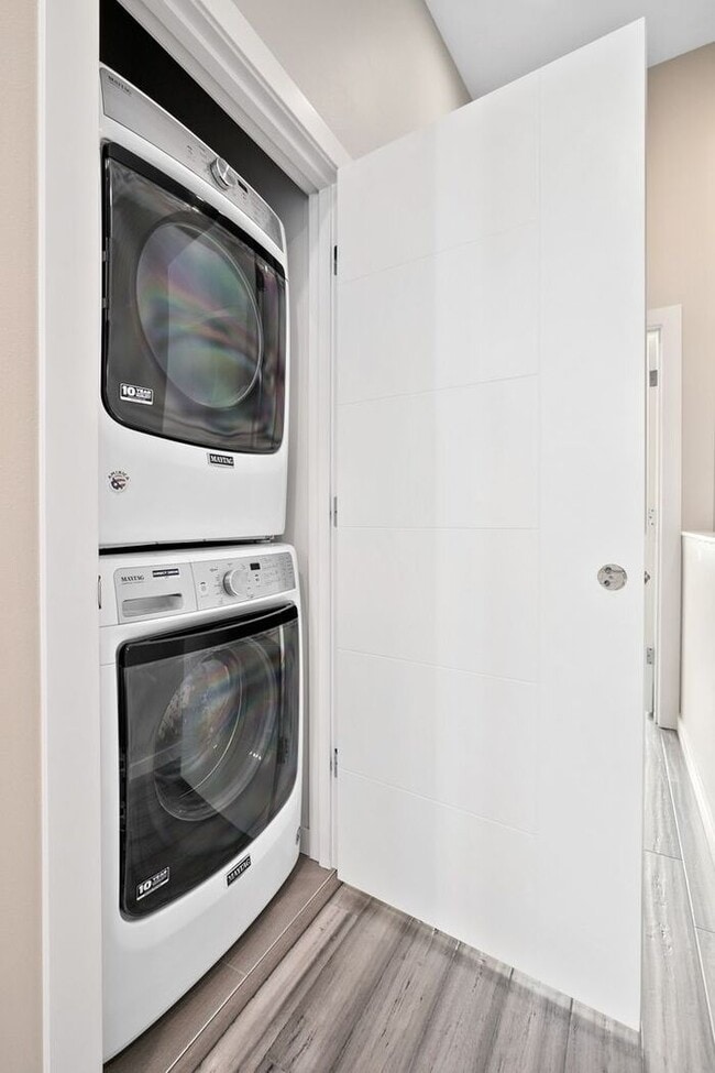 Building Photo - Elegant Mt. Baker End Unit Townhome with AIR CONDITIONING