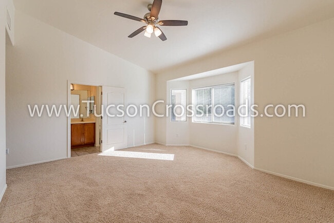 Building Photo - 4 Bedroom / 2 Bathroom Home