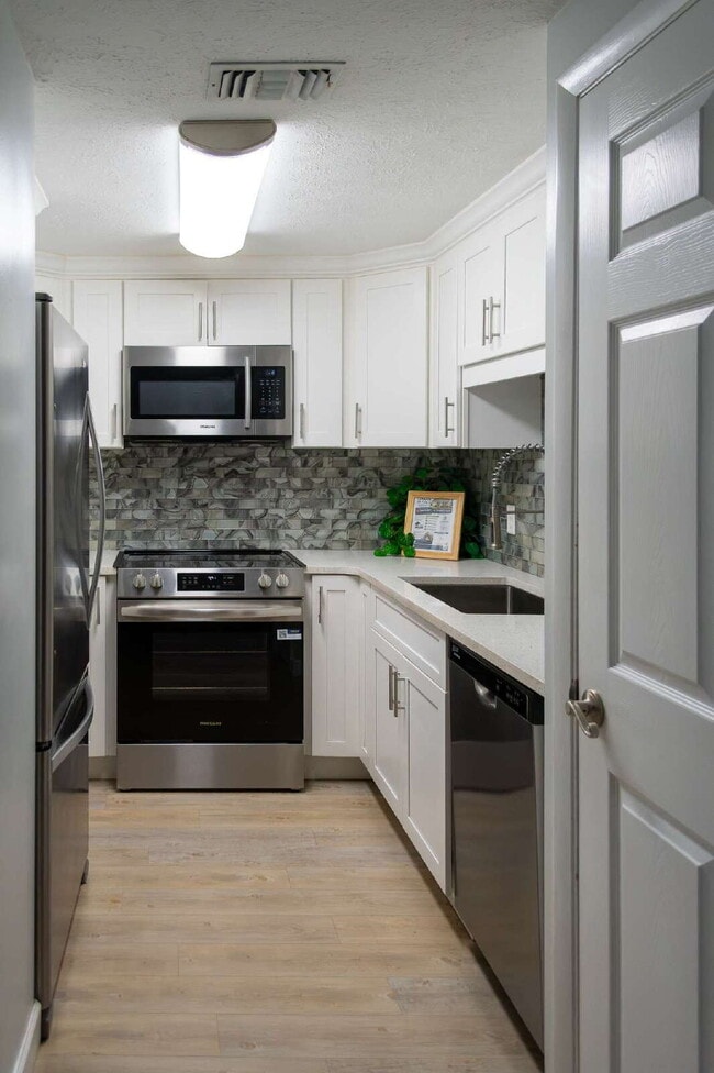 Building Photo - Beautifully Updated Rental in the Heart of Lynn Haven