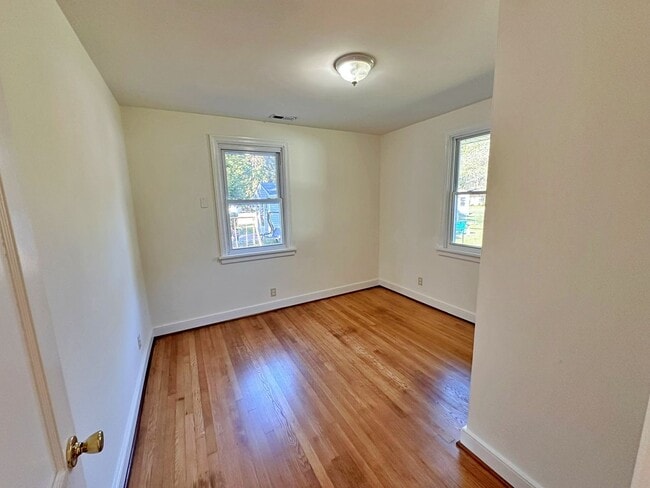 Building Photo - Cottage Rancher on Private Drive