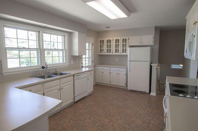 Building Photo - 2207 Bushnell Dr