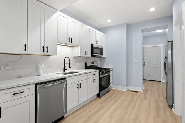 Building Photo - 25 S Albany Ave