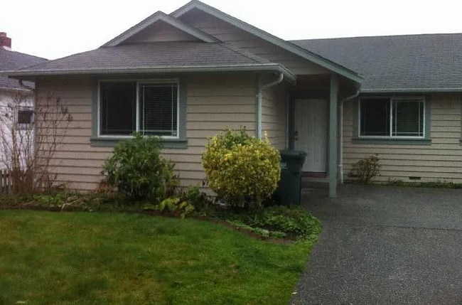 Building Photo - Spacious 3-bedroom duplex