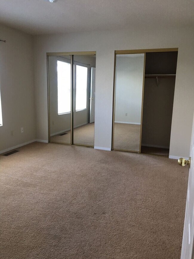 Building Photo - 570 W 9th St