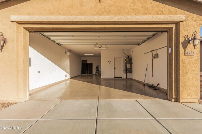 Building Photo - 4721 E Aldea Rd