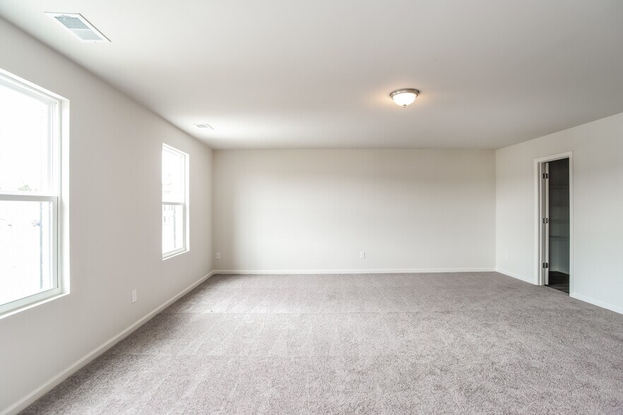 Building Photo - 4047 Lake Russell Dr
