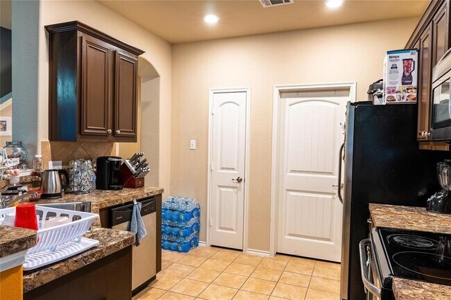 Building Photo - 333 Allerton Mews