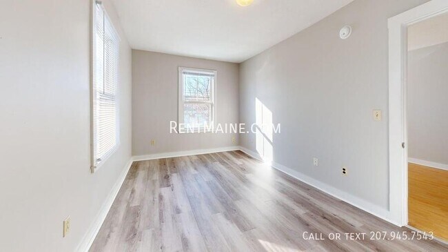 Building Photo - 119 Main St