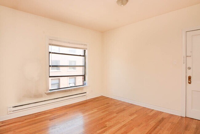 Building Photo - 824 W Waveland Ave