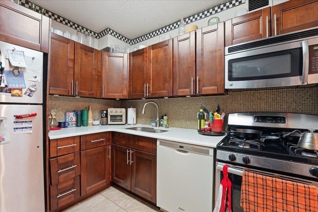 Building Photo - 45 River Dr S