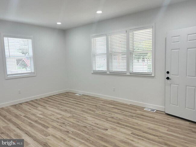 Building Photo - 517 Newton Ave