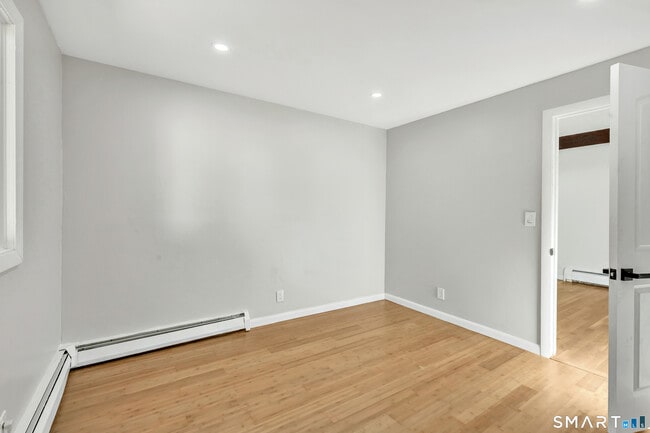 Building Photo - 48 Crestwood Rd