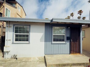 Building Photo - Awesome beach cottage across the Street fr...