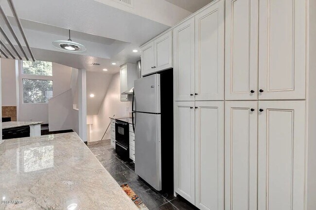 Building Photo - Renaissance Park Condo - Updated Penthouse...