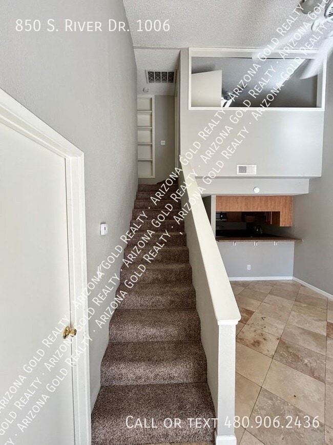 Building Photo - 850 S River Dr