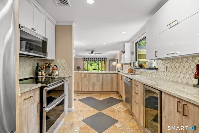 Building Photo - 92 Kenmore Rd