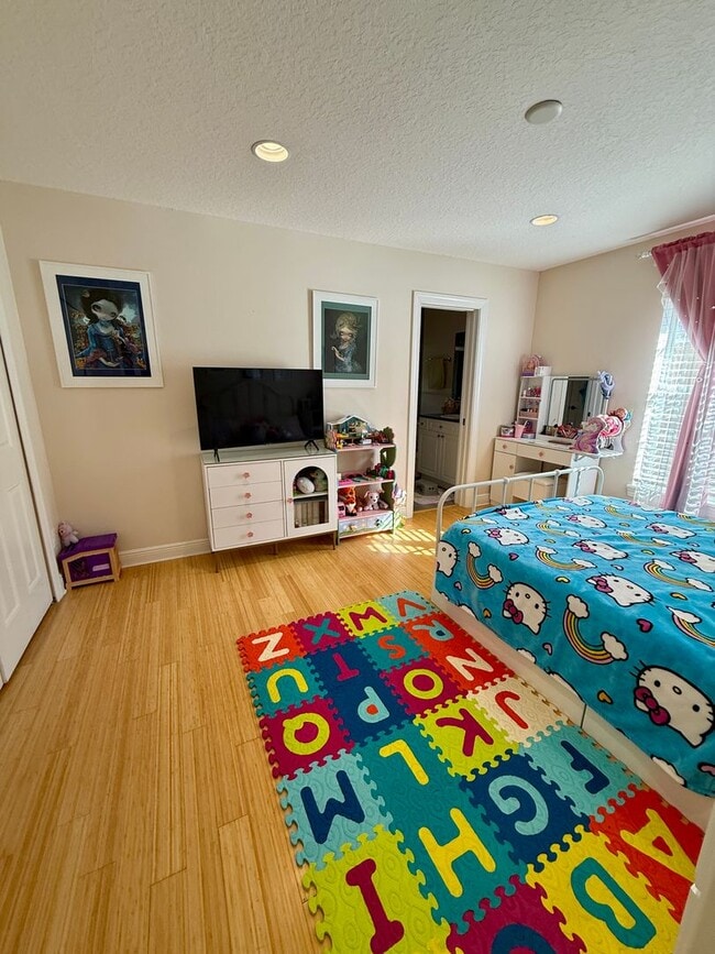 Building Photo - Carillon townhome in Gated Community