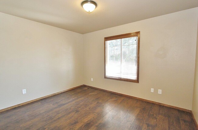 Building Photo - Single-Level w/BG Home in a Quiet Neighbor...