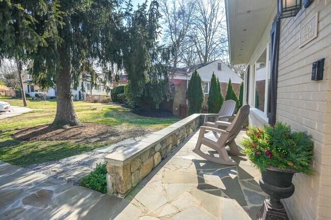 Building Photo - 5128 Linnean Terrace NW