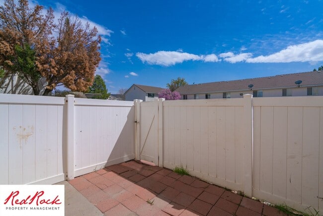 Building Photo - 2 Bedroom Townhome Available