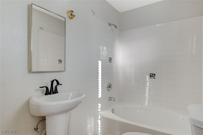 Building Photo - 5813 W Balzar Ave