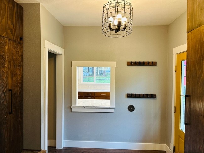 Building Photo - Charming Vintage Farm House