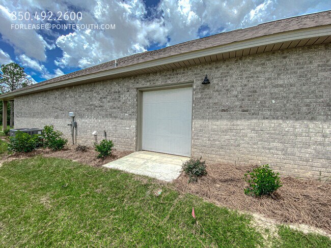 Building Photo - 10078 Lakeview Dr