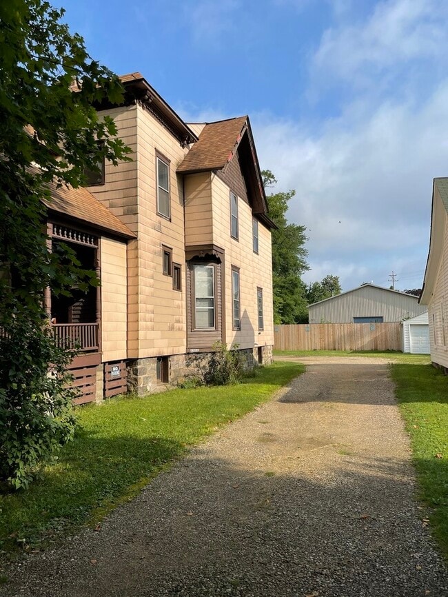 Building Photo - Large 2 bedroom unit available immediately...
