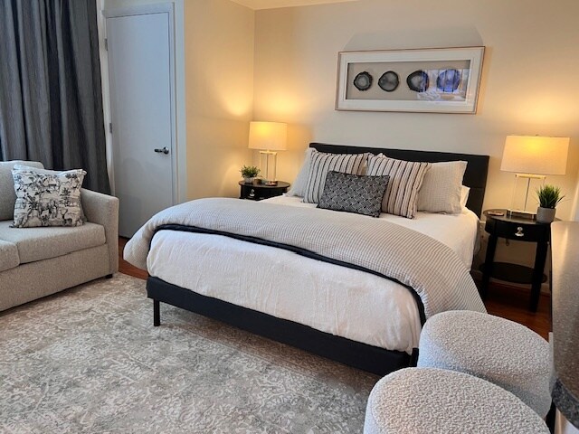 Queen-size bed - 350 G St SW